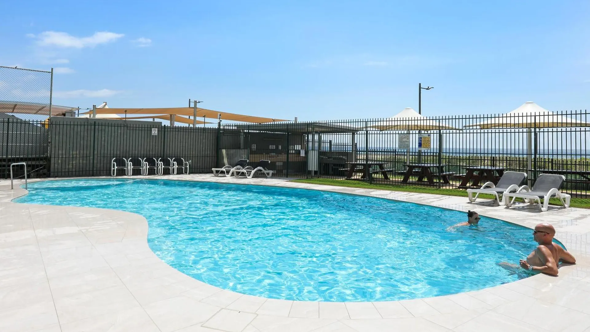 The Breakers Aparthotel Χρυσή Ακτή 4*,